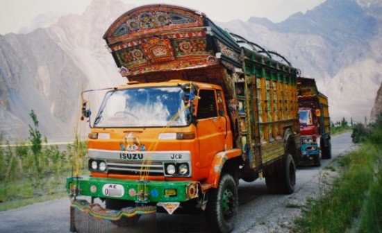 Pakistani_truck_in_Karakoram_Highway,passu,Northern_Areas,pakistan silk road