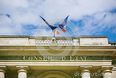 het-frans-en-de-eu-vlag-over-conseil-d-etat-parijs-81300745